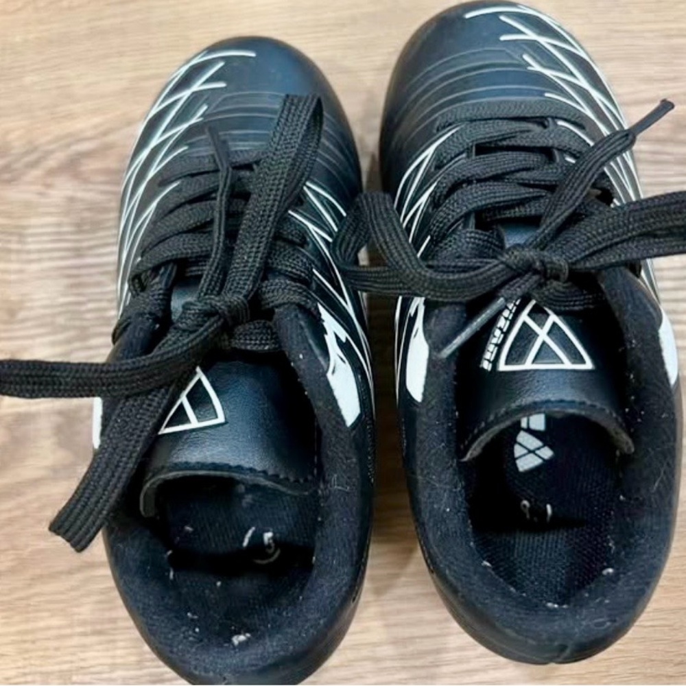 Toddler boys 8.5 Soccer Kleets